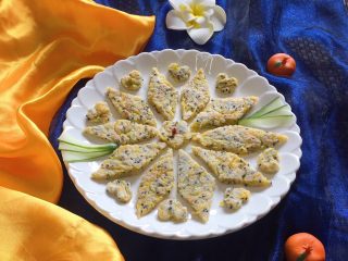 15、#咸味#～芝香南瓜烙,切成自己喜欢的形状装盘。