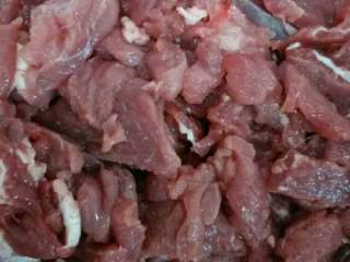 2、烧烤,这样切的肉片上没有长肉丝