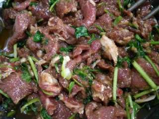 3、烧烤,拌肉要先加盐五香粉葱香菜孜然粉烧烤拌料，后加油，肉比较入味，可以再加点韩式烧烤酱拌肉，也很好吃！也可以加点鸡蛋清