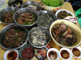 4、烧烤,地瓜茄子切片，海蛎子生菜洗净，茄子可以吸肉里出来的油，烤完很好吃，不用放盐，蘸烤肉酱吃就可以了！生菜也可以直接烤着吃，吸了油烤的菜很香！也有干的蘸料也很好吃！一般黑龙江地区有卖！蚬子海蛎子扇贝等海鲜直接烤就行，比较鲜蘸点蘸料吃就可以了！