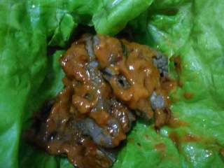 7、烧烤,肉烤好蘸蘸料包上生菜吃，解腻