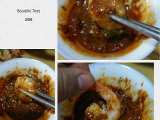 8、烧烤,扇贝海蛎子虾蚬子等海鲜烤好直接蘸酱吃就可以了！如果没有现成的干蘸料，就买韩式烧烤酱加点辣椒酱和芝麻酱我还加了点老干妈油辣子，也是超级好吃的！