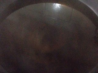 3、家庭腌糖蒜,将醋放入锅中烧开后加入1千克白糖，搅拌均匀。后静置放凉。