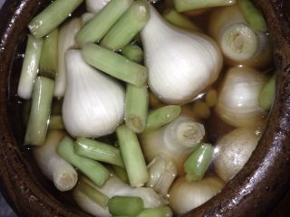 4、家庭腌糖蒜,将凉透的醋糖水和蒜一起放入坛子中密封。大约15天即可腌制成功。