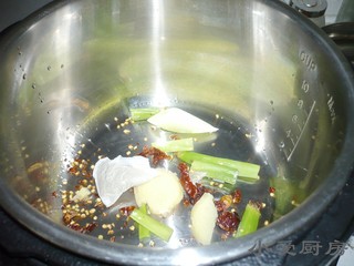 2、麻辣孜然排骨,锅中加干辣椒、生姜、葱段。将香叶、八角、桂皮、干辣椒包成调料包放入高压锅中。