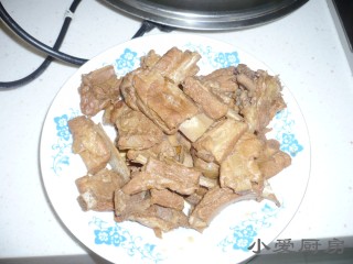 4、麻辣孜然排骨,捞出排骨沥干水分备用。