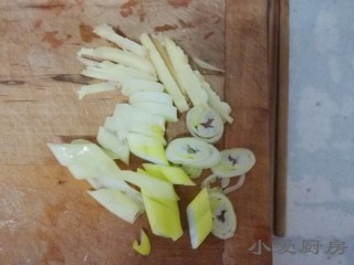 5、麻辣孜然排骨,大葱切段，生姜切丝。