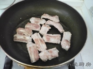 7、麻辣孜然排骨,平底锅中加少许油，小火煎制排骨至两面金黄。