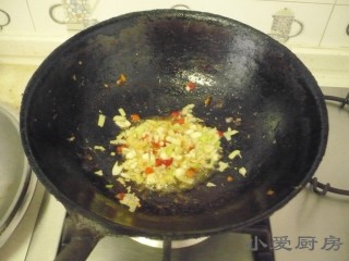 8、麻辣孜然排骨,炒锅中放底油，小火煸香葱姜蒜，放切成段的红尖椒翻炒。