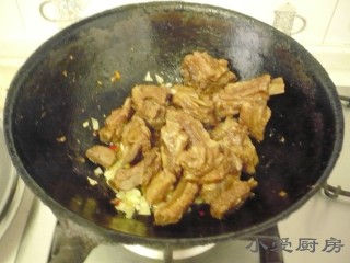 9、麻辣孜然排骨,下入煎好的排骨加盐、糖、花椒面、孜然面翻炒