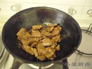 10、麻辣孜然排骨,出锅时撒少许熟芝麻。