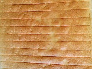 1、水果便当蛋糕 #乐享双节#,提前烤好一个蛋糕片，做法可以参考网上蛋糕卷的方子。