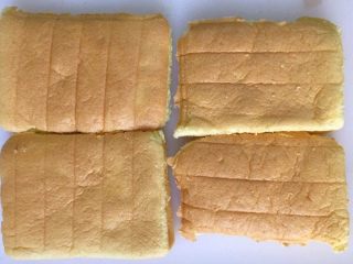 2、水果便当蛋糕 #乐享双节#,将蛋糕胚切成和便当盒一样大小的蛋糕片，每盒蛋糕一般2片，一盘蛋糕胚大概可以做4盒。