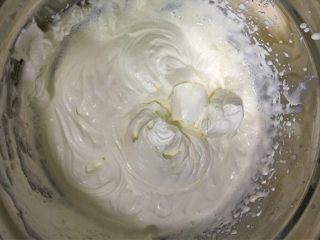 3、水果便当蛋糕 #乐享双节#,150克的奶油放15克的糖粉或14克的细砂糖，打发至9分发比较硬挺的程度。