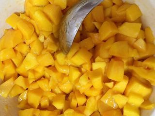 4、水果便当蛋糕 #乐享双节#,芒果去皮切成小粒。