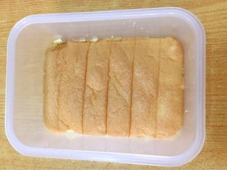 5、水果便当蛋糕 #乐享双节#,放一片蛋糕片在便当盒底部。