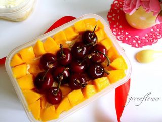 8、水果便当蛋糕 #乐享双节#,再抹薄薄一层奶油铺一片蛋糕片，上面再挤一层奶油铺一层芒果粒即可。中间部分我放了樱桃装饰。