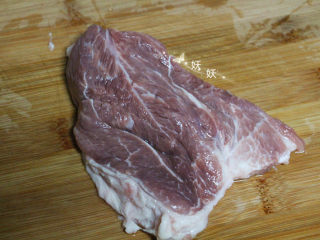 1、雪梨肉饼汤,前腿瘦肉一块，洗干净。