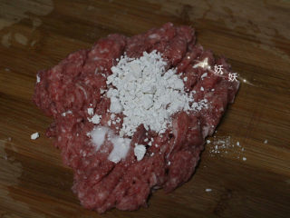 2、雪梨肉饼汤,猪肉用搅拌机搅成泥，几秒钟搞定，然后加一勺葛粉，一勺盐，几滴姜汁，剁进肉泥里。