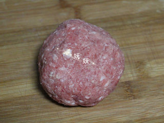 3、雪梨肉饼汤,团成一个圆球。