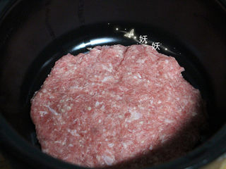 4、雪梨肉饼汤,用手压成一个圆饼状，放入砂锅。