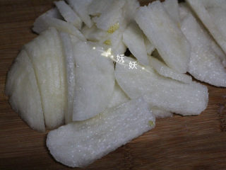 6、雪梨肉饼汤,去皮，切成片状。