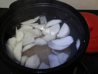 7、雪梨肉饼汤,雪梨片也一起装入砂锅。