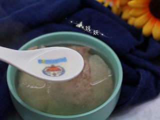 8、雪梨肉饼汤,加入适量的热水，然后用汤勺轻轻推动一下肉饼，这样不会粘锅。