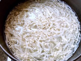 1、麻辣金针菇,锅中烧开水将金针菇焯水时间不要太久即营养流失又影响口感