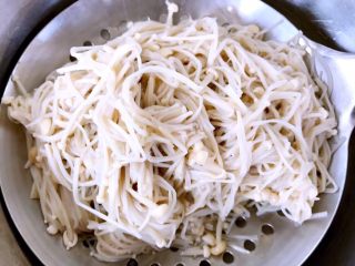 2、麻辣金针菇,焯好水的金针菇立即放人冷水中冲凉后沥干水份