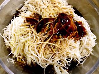 3、麻辣金针菇,控好水的金针菇放人容器放入调味料一品鲜酱油、蚝油、糖、麻油、辣椒油、涝汁