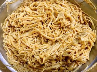 4、麻辣金针菇,将所有调味料搅拌均匀尽量使每一颗金针菇都能裹上料汁装入保鲜袋中放入冰箱冷藏一小时