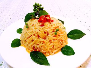 5、麻辣金针菇,煨制入味的麻辣金针菇装入盘中用绿叶做装饰