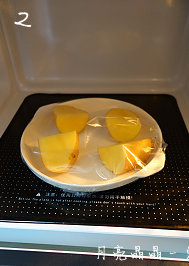 2、土豆沙律,土豆洗净表皮，对半切开再对半切开成四大块，放入微波炉容器中，用保鲜膜包好。