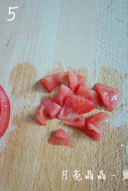 5、土豆沙律,西红柿洗净去皮，尽量取无籽的部位切小块