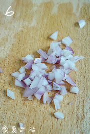 6、土豆沙律,洋葱切一片，再切碎，锅中水烧开，放入洋葱烫熟捞出沥水备用。