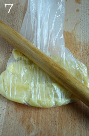 7、土豆沙律,微波炉叮熟的土豆取出稍凉后，撕去外皮，放入保鲜袋，用擀面杖擀成土豆泥。