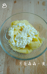 8、土豆沙律,土豆泥放入碗中，分次加入色拉酱，拌匀，再倒入牛奶拌匀。