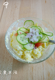 9、土豆沙律,最后放入切好的黄瓜西红柿和洋葱丁，拌匀装盘即可。