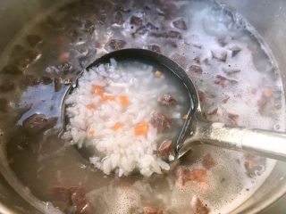 7、猪肺粥,放入胡萝卜煮五分钟左右