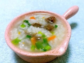 10、猪肺粥,鲜美可口的猪肺韭菜胡萝卜粥盛入容器中