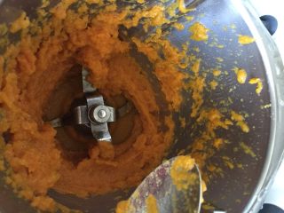 1、南瓜糯米刀切,蒸熟南瓜打泥