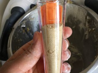 2、南瓜糯米刀切,5克发酵粉