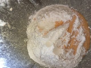 3、南瓜糯米刀切,加入面粉，糯米粉，糖粉