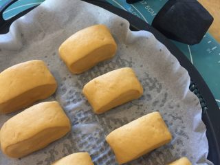 4、南瓜糯米刀切,揉成面团，整形