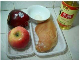 1、苹果鸡丁,准备好鸡肉，苹果，蛇果，米醋，白糖