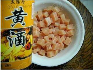 2、苹果鸡丁,鸡肉洗净切丁，倒入黄酒拌匀