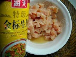 3、苹果鸡丁,加入适量生抽拌匀