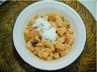 4、苹果鸡丁,加入少许淀粉。拌匀备用