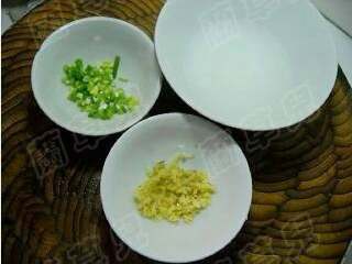 5、苹果鸡丁,生姜。香葱洗净，切细粒。淀粉用水调匀备用